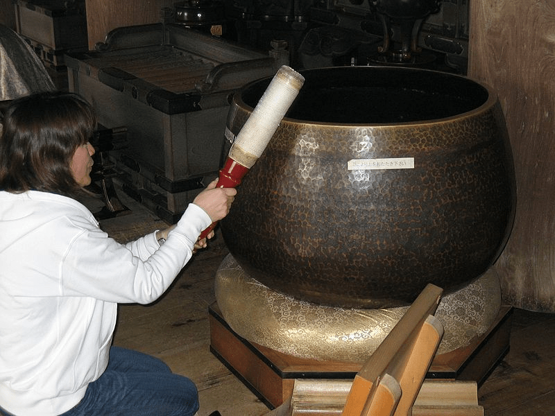 Rin 
Ring Gong
singing bowls